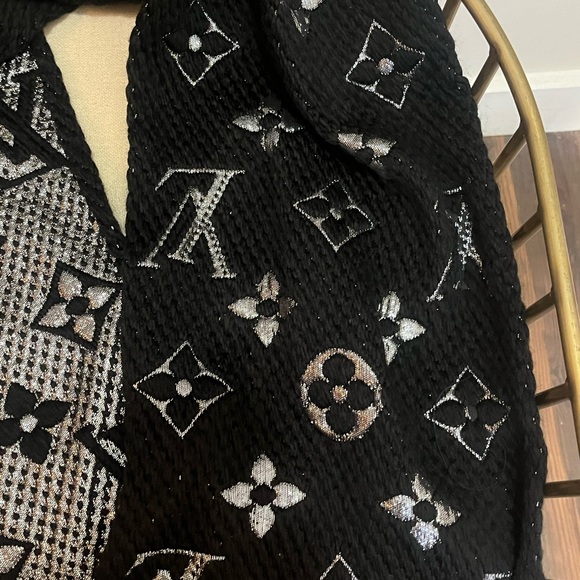 Louis Vuitton scarf - Picture 7 of 11